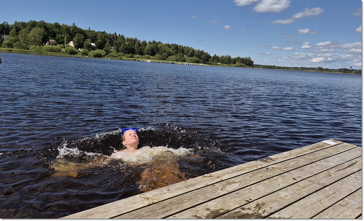 Utsikt över Dalälven vid Falkudden med klippor, grönska och lugnt vatten.